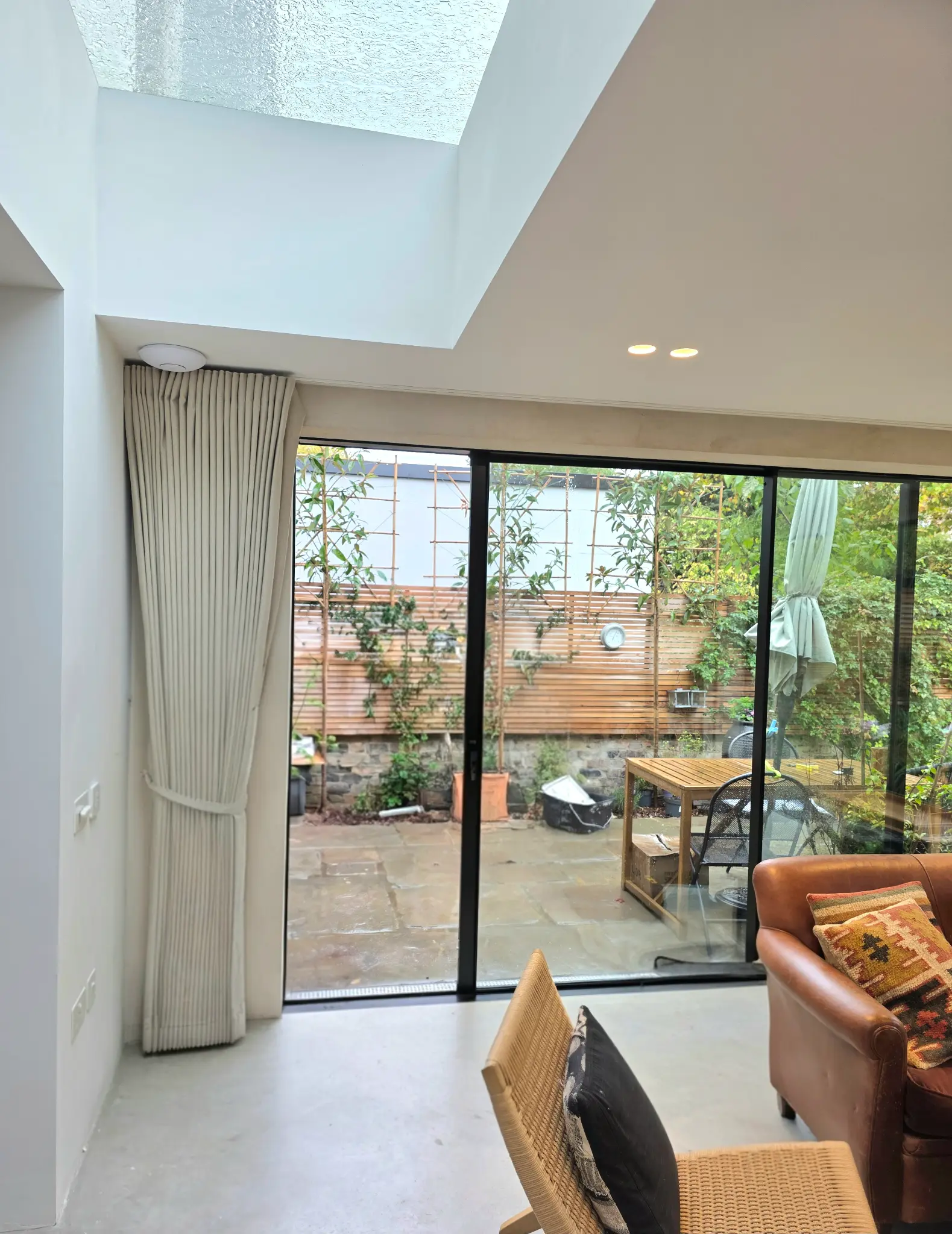Panoramic corner glazing system